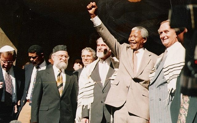 Nelson Mandela at Cape Town’s Green and Sea Point Hebrew Congregation in 1994 (photo credit: JTA) Nelson Mandela at Cape Town’s Green and Sea Point Hebrew Congregation in 1994 (photo credit: JTA)