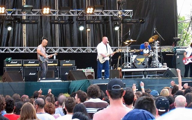 Pixies performing in 2004 (photo credit: Flickr/ GothEric CC BY-SA 2.0) Pixies performing in 2004 (photo credit: Flickr/ GothEric CC BY-SA 2.0)