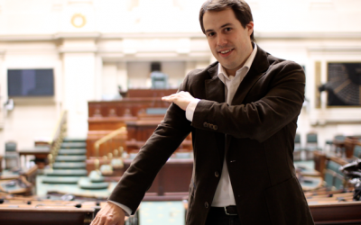 Belgian parliament member Laurent Louis performing the anti-Semitic 'quenelle' gesture. (courtesy www.laurentlouis.eu)