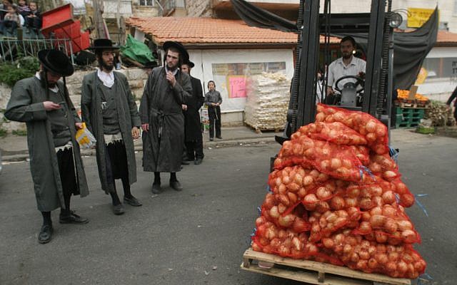 Israeli potatoes in Jerusalem, March 2007 (photo credit: Orel Cohen/Flash90) Israeli potatoes in Jerusalem, March 2007 (photo credit: Orel Cohen/Flash90)