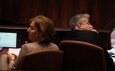 Finance Minister Yair Lapid (R) and Justice Minister Tzipi Livni in the Knesset, on July 31, 2013. (photo credit: FLASH90)