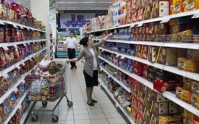 Illustrative: Israelis buying food at the Rami Levi supermarket in the Talpiot neighborhood of Jerusalem, September 03, 2013. (photo credit: Yonatan Sindel/Flash90)