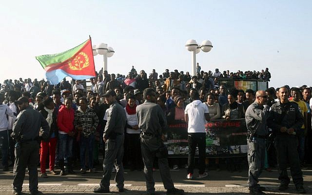 African asylum seekers protest outside the US embassy in Tel Aviv, 06 January 2014 (photo credit: Roni Schutzer/FLASH90)