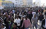 Eritrean asylum seekers march down Tel Aviv's boardwalk toward the US Embassy in 2014 (Tomer Neuberg/Flash90)
