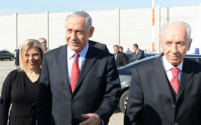 President Shimon Peres (R), Prime Minister Benjamin Netanyahu (C) and his wife Sara (L), board the to depart to Davos, Switzerland, to attend the World Economic Forum, on Wednesday, January 22, 2014. (photo credit: Kobi Gideon/GPO/Flash 90)