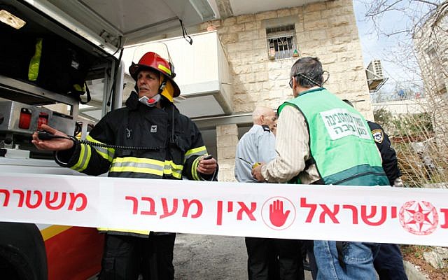 Rescue workers seen at the house where a family has been poisoned from exposure to pesticides, on Wednesday, January 22, 2014. (photo credit: Flash 90) Rescue workers seen at the house where a family has been poisoned from exposure to pesticides, on Wednesday, January 22, 2014. (photo credit: Flash 90)