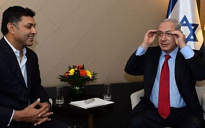 Prime Minister Benjamin Netanyahu tries out Google Glass during a meeting with with Google's chief business officer Nikesh Arora at the annual meeting of the World Economic Forum (WEF) in Davos, January 24, 2014. (Photo credit: Kobi Gideon/GPO/Flash90)