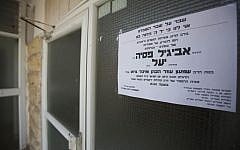 A sign announcing the funeral of Yael and Avigail Gross, two young girls who were poisoned by hazardous materials left in their home by an exterminator, in Jerusalem, Friday, January 24, 2014 (photo credit: Yonatan Sindel/Flash90)