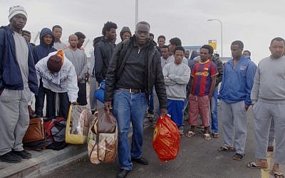 African refugees arrive the "Holot" detention center in southern Israel on January 26, 2014 (photo credit: Flash90)