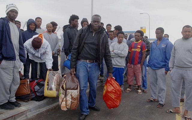 African refugees arrive the "Holot" detention center in southern Israel on January 26, 2014 (photo credit: Flash90) African refugees arrive the "Holot" detention center in southern Israel on January 26, 2014 (photo credit: Flash90)