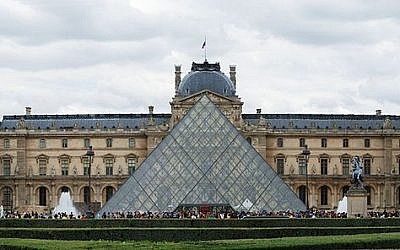 The Louvre courtyard and pyramid. (Wikipedia/Alvesgaspar/CC BY-SA)