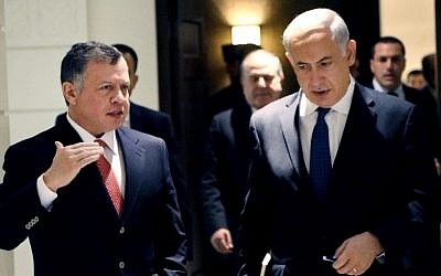 Prime Minister Benjamin Netanyahu, right, and Jordan's King Abdullah II, left, at the Royal Palace in Amman, Jordan, on January 16, 2014. (AP/ Yousef Allan, Jordanian Royal Palace/ File)