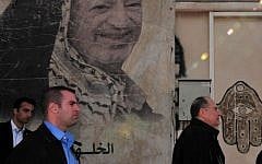 Moshe Ya'alon (right) during a tour of the IDF's Central Command and the Duvdevan Special Forces unit, Tuesday, January 7, 2014 (photo credit: Ariel Hermoni/Defense Ministry)