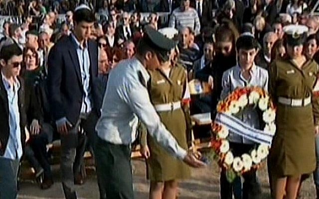 The grandchildren of Ariel Sharon lay a wreath at his grave, Monday, January 13, 2014. (photo credit: screen shot/Channel 2)