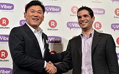 Rakuten president Hiroshi Mikitani (L) shakes hands with Viber Media CEO Talmon Marco in Tokyo on February 14, 2014. (Photo credit: Yoshikazu Tsuno/AFP)