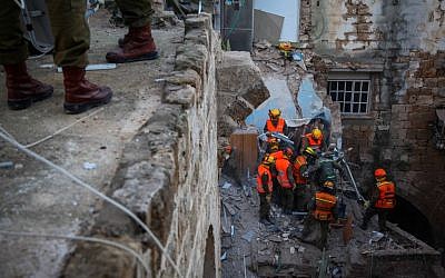 Rescue personnel at the scene of an explosion that killed five and injured 10 others in the northern city of Acre, Monday , February 17, 2014 (photo credit: Avishag Shaar Yashuv/Flash90)