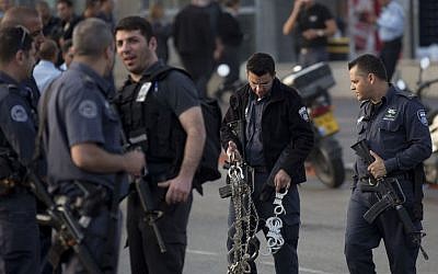 Israeli Prisons Service officers stand at the entrance to Rimonim Prison, February 23, 2014. (AP/Ariel Schalit)