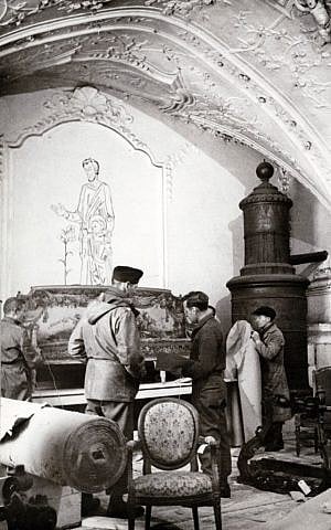 This 1945 handout photo provided by the Smithsonian Institution shows the rescuing of art from Buxheim Monastery, Bavaria. (photo credit: AP/Edward E. Adams/Smithsonian Institution)