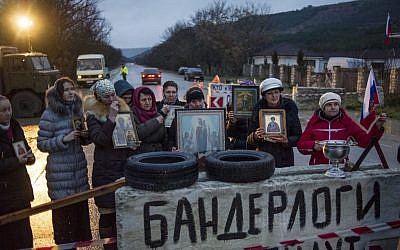 Pro-Russian activists hold up Orthodox icons at a checkpoint outside the Ukrainian Black Sea port of Sevastopol in the Crimea, Ukraine, Thursday, Feb. 27, 2014.  (photo credit: AP/Andrew Lubimov)