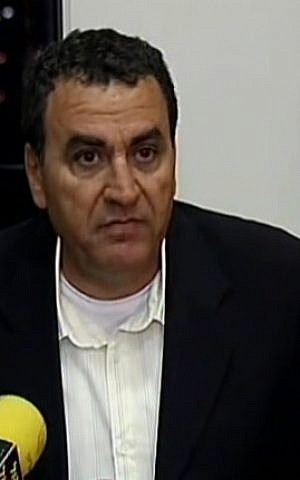 Menashe Arviv announces his retirement from the Israel Police, February 9, 2014 (screen capture: Channel 2)