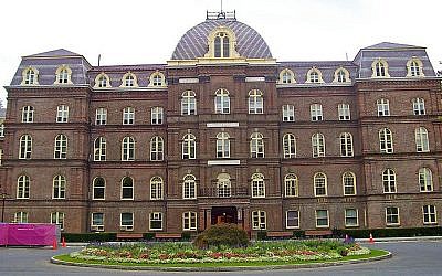The historic Main Building at Vassar College in Poughkeepsie, NY (photo credit: Wikimedia Commons/Daniel Case CC BY-SA 3.0)
