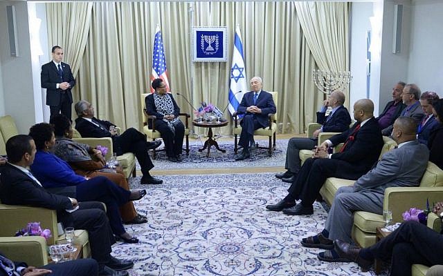 Israeli president Shmon Peres meets with Marcia Fudge, chair of the US Congressional Black Caucus, and a delegation of the Congressional Caucus at the president's residence in Jerusalem. (photo credit: Mark Neyman/GPO/FLASH90)