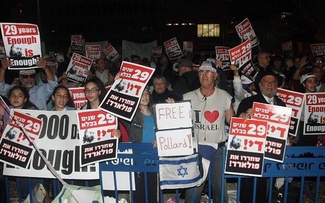 Israeli protesters call for the release of Jonathan Pollard during a protest near the US embassy Tel Aviv on February 23, 2014 (photo credit:  Roni Schutzer/Flash90)