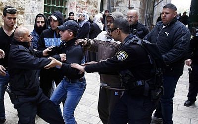 Israeli border policemen argue with Palestinians outside the Temple Mount in Jerusalem's Old City on February 25, 2014 (photo credit: Sliman Khader/Flash90)