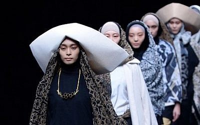 Models display Islamic-inspired creations by Indonesian fashion designer Windri Widiesta Dhari during the Nur Zahra 2014-2015 autumn/winter collection show at Tokyo Fashion Week, March 19, 2014. (Toshifumi Kitamura/AFP)