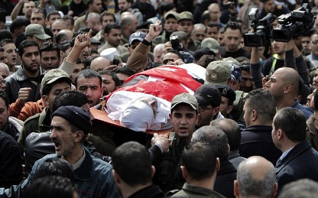 Palestinians carry the body of Raed Zeiter, 38, during his funeral in the northern West Bank city of Nablus, on March 11, 2014 (photo credit: AFP PHOTO /AHMAD GHARABLI) Palestinians carry the body of Raed Zeiter, 38, during his funeral in the northern West Bank city of Nablus, on March 11, 2014 (photo credit: AFP PHOTO /AHMAD GHARABLI)