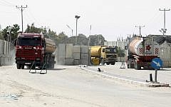 Trucks carrying fuel for the Gaza Strip enter Rafah through the Kerem Shalom crossing between Israel and the southern Gaza Strip on March 16, 2014. (AFP Photo/Said Khatib)