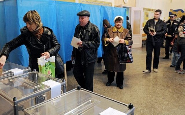 People cast their votes at a polling station on March 16, 2014 in Simferopol, Crimea, over a referendum on breaking away from Ukraine and re-joining Russia. (photo credit: AFP Photo/Viktor Drachev) People cast their votes at a polling station on March 16, 2014 in Simferopol, Crimea, over a referendum on breaking away from Ukraine and re-joining Russia. (photo credit: AFP Photo/Viktor Drachev)