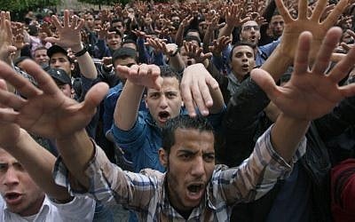 Egyptian students from Cairo University, supporters of ousted Islamist president Mohammed Morsi, demonstrate on campus, March 19, 2014. (AFP/Topshots/Mohamed el-Shahed)