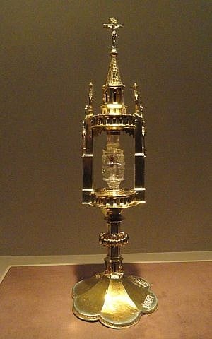 Reliquary with Tooth of Saint John the Baptist made out of rock crystal c. 1000 in Egypt. Silver gilt metalwork added in 1375–1400 in Germany. (photo credit: CC BY Wikipedia)