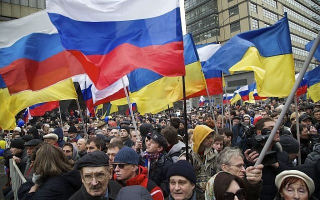 Demonstrators hold Russian and Ukrainian flags during a massive rally to oppose president Vladimir Putin's policies in Ukraine, in Moscow, Saturday, March 15, 2014. (photo credit: AP/Alexander Zemlianichenko) Demonstrators hold Russian and Ukrainian flags during a massive rally to oppose president Vladimir Putin's policies in Ukraine, in Moscow, Saturday, March 15, 2014. (photo credit: AP/Alexander Zemlianichenko)