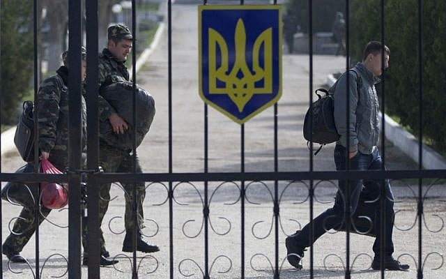 Ukrainian air force officers walk with their belongings at the Belbek airbase, outside Sevastopol, Crimea, on Thursday, March 20, 2014.  (photo credit: AP/Ivan Sekretarev)