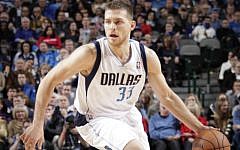 Gal Mekel in his days as Dallas Mavericks #33 (photo credit: Courtesy NBA)