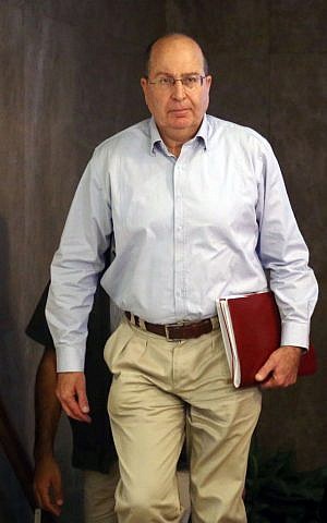 Israeli Minister of Defense Moshe 'Boogie' Ya'alon arrives to the weekly cabinet meeting at PM Netanyahu's office in Jerusalem on October 27, 2013. (photo credit: Marc Israel Sellem/POOL/FLASH90)