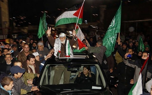 Thousands of Palestinians welcome Mahmoud Daajna, center, newly released after spending more than 20 years in an Israeli prison, at the Shuafat refugee camp, East Jerusalem, on December 30, 2013. (photo credit: Sliman Khader/Flash90) Thousands of Palestinians welcome Mahmoud Daajna, center, newly released after spending more than 20 years in an Israeli prison, at the Shuafat refugee camp, East Jerusalem, on December 30, 2013. (photo credit: Sliman Khader/Flash90)