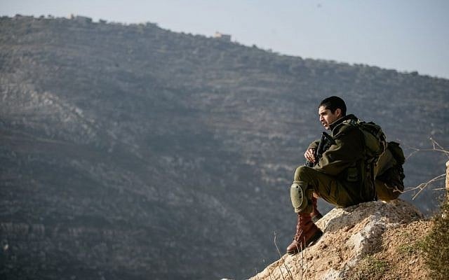 Illustrative photo of an IDF soldier in the Jordan Valley, January 2, 2014. (Uri Lenz/Flash90)