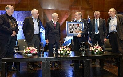 Former President Shimon Peres (center-left) at a panel with three Israeli Nobel Prize winners and Dr. Yossi Vardi (center-right), at the Technion in Haifa, on Wednesday, January 8, 2014. (Photo credit: Flash90)