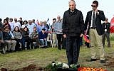 President Shimon Peres attends the funeral of Meir Har-Zion, one of the best known members of the IDF's commando force Unit 101, on March 16, 2014. Har-Zion died on March 14. (Photo credit: Avi Ohayon/GPO/FLASH90)