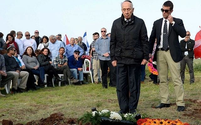 President Shimon Peres attends the funeral of Meir Har-Zion, one of the best known members of the IDF's commando force Unit 101, on March 16, 2014. Har-Zion died on March 14. (Photo credit: Avi Ohayon/GPO/FLASH90) President Shimon Peres attends the funeral of Meir Har-Zion, one of the best known members of the IDF's commando force Unit 101, on March 16, 2014. Har-Zion died on March 14. (Photo credit: Avi Ohayon/GPO/FLASH90)