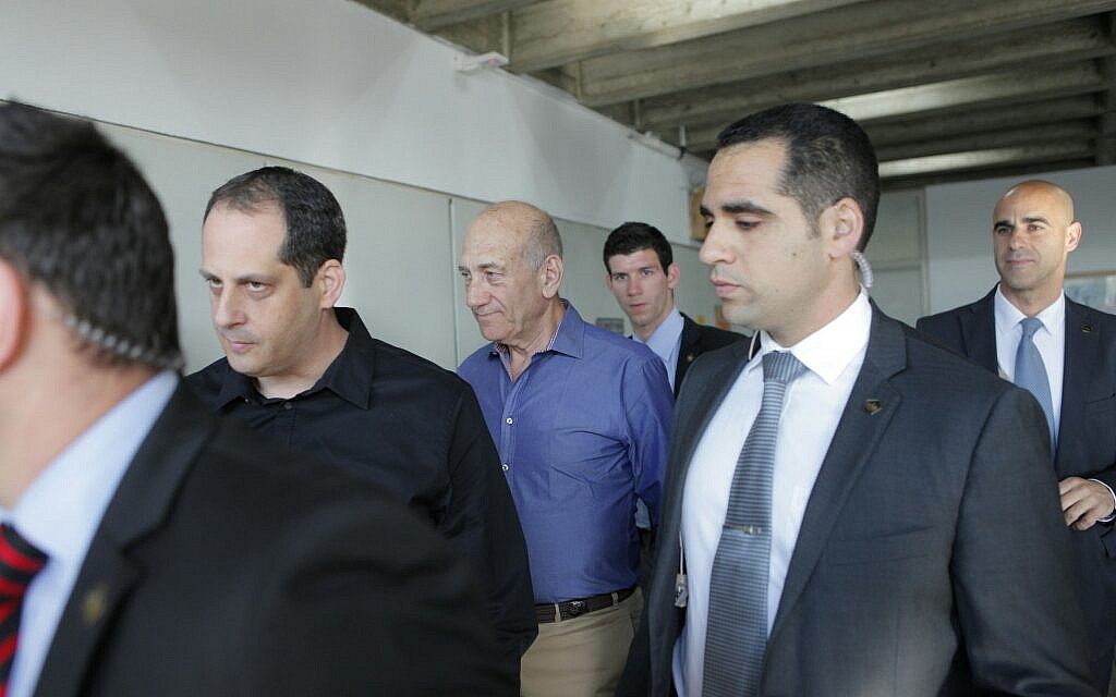 Former prime minister Ehud Olmert arrives in the Tel Aviv District Court on Monday, March 31, 2014 (photo credit: Dror Einav/POOL/Flash90) Former prime minister Ehud Olmert arrives in the Tel Aviv District Court on Monday, March 31, 2014 (photo credit: Dror Einav/POOL/Flash90)