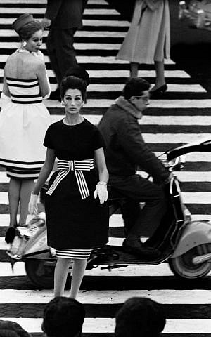 'Nina + Simone,' Piazza di Spagna, Rome (Vogue), 1960 (William Klein/Courtesy HackelBury Fine Art, London)