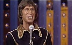David Brenner performing standup comedy. (photo capture: YouTube)