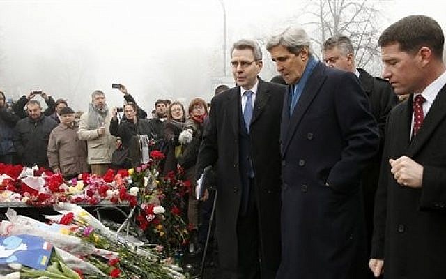 Secretary of State John Kerry visits the Shrine of the Fallen in Kiev, Ukraine, Tuesday, March 4, 2014 (photo credit: AP/Kevin Lamarque, Pool) Secretary of State John Kerry visits the Shrine of the Fallen in Kiev, Ukraine, Tuesday, March 4, 2014 (photo credit: AP/Kevin Lamarque, Pool)