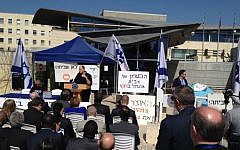 Workers Union chairman Yair Frommer speaking to foreign diplomats outside the Foreign Ministry in Jerusalem, on Monday, March 31, 2014. (photo credit: Raphael Ahren/Times of Israel)