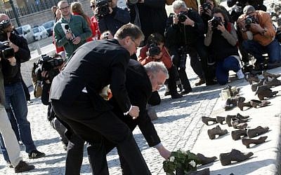 Hungarian politicians light candles at the Holocaust memorial on the Danube river bank in Budapest on April 16, 2014 (photo credit: AFP/ Ferenc Isza)