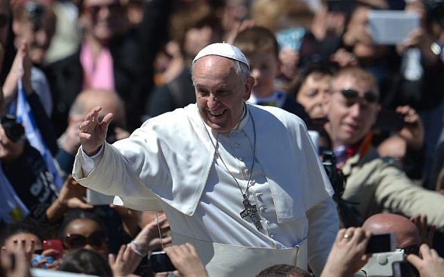 Pope Francis greets the crowd after the Easter mass on April 20, 2014 at St Peter's square in Vatican. (photo credit: AFP PHOTO / FILIPPO MONTEFORTE) Pope Francis greets the crowd after the Easter mass on April 20, 2014 at St Peter's square in Vatican. (photo credit: AFP PHOTO / FILIPPO MONTEFORTE)